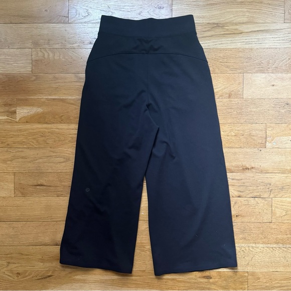 black Lululemon Can You Feel The Pleat Crop pants (size: 4) - Picture 4 of 10